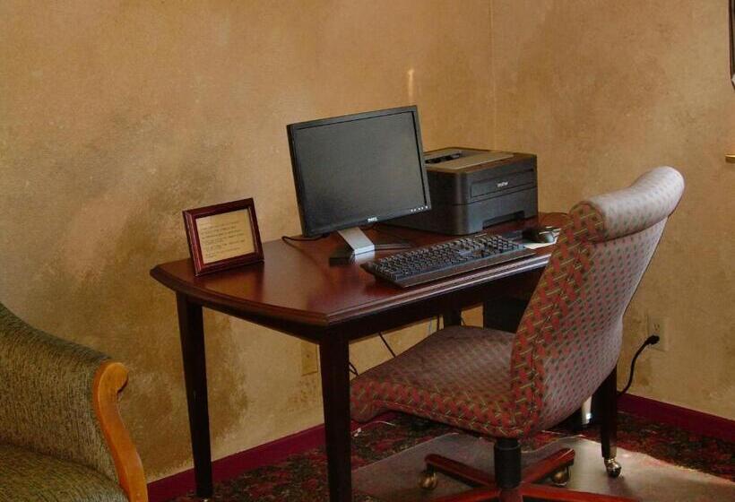 هتل Super 8 By Wyndham Milwaukee Airport