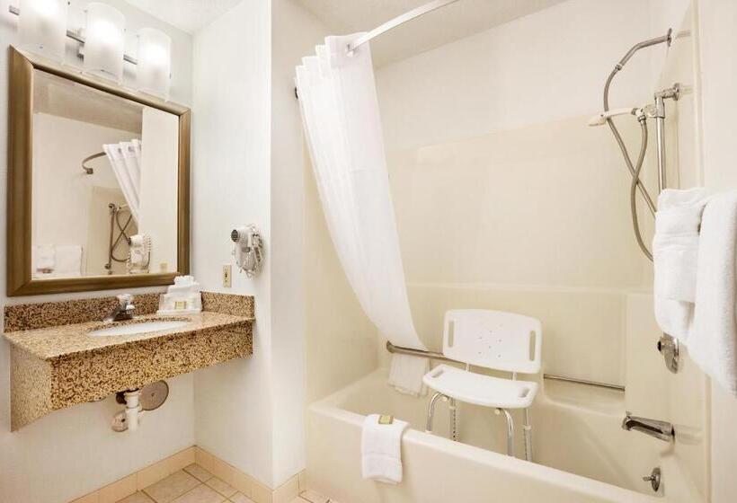 هتل Super 8 By Wyndham Milwaukee Airport