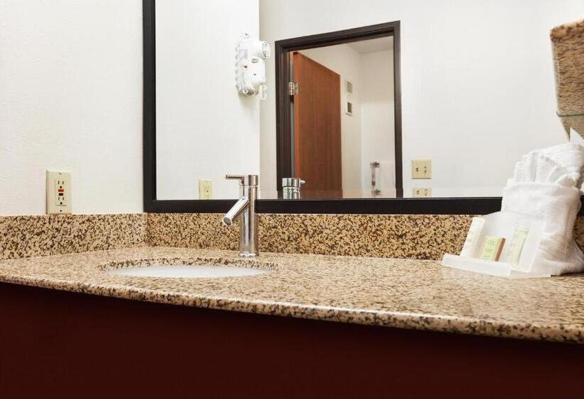 هتل Super 8 By Wyndham Milwaukee Airport