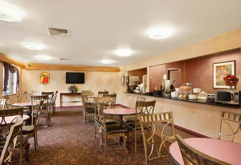 هتل Super 8 By Wyndham Milwaukee Airport