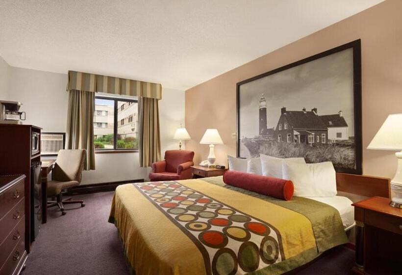 هتل Super 8 By Wyndham Milwaukee Airport