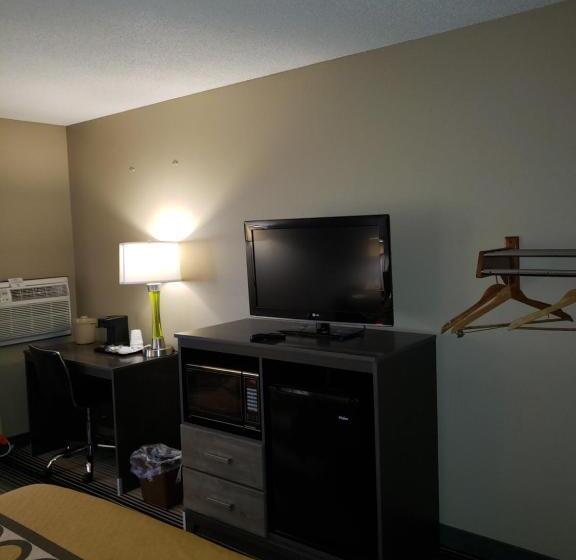 هتل Super 8 By Wyndham Milwaukee Airport