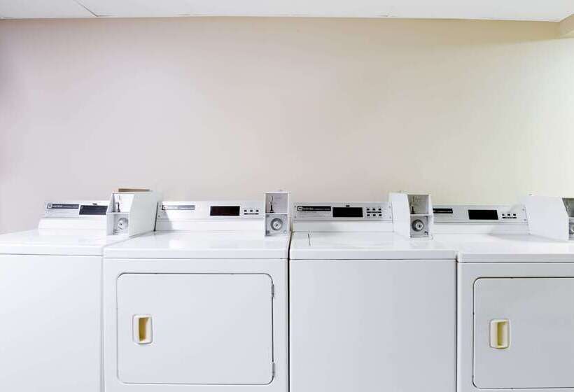 Отель Super 8 By Wyndham Mitchell