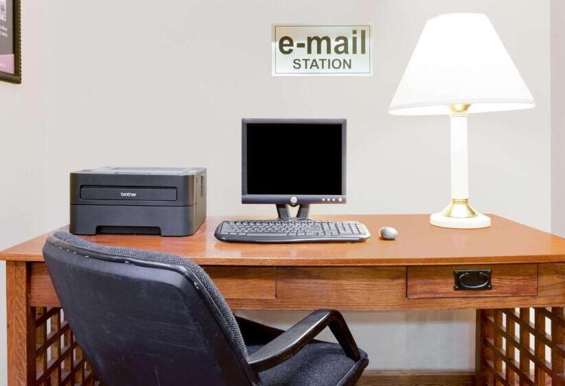 Отель Super 8 By Wyndham Mitchell