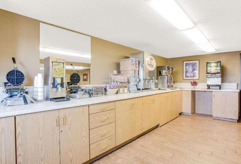 Отель Super 8 By Wyndham Mitchell