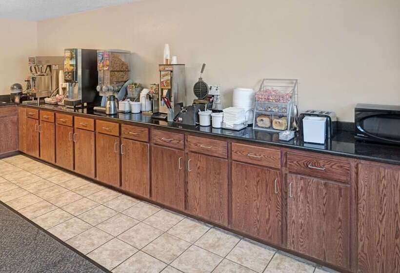 Отель Super 8 By Wyndham Omaha I 80 West