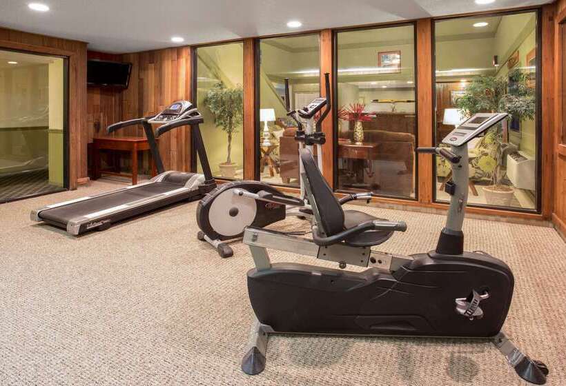 فندق Baymont By Wyndham Oshkosh Airport