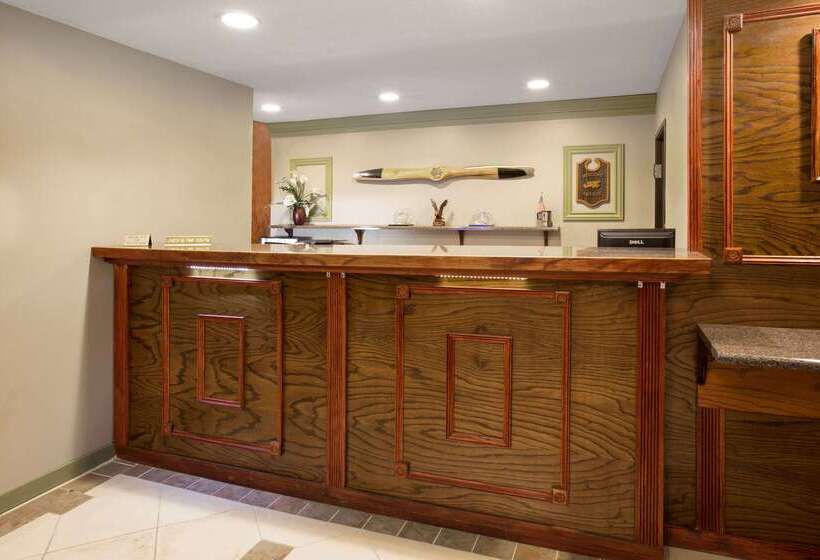 فندق Baymont By Wyndham Oshkosh Airport