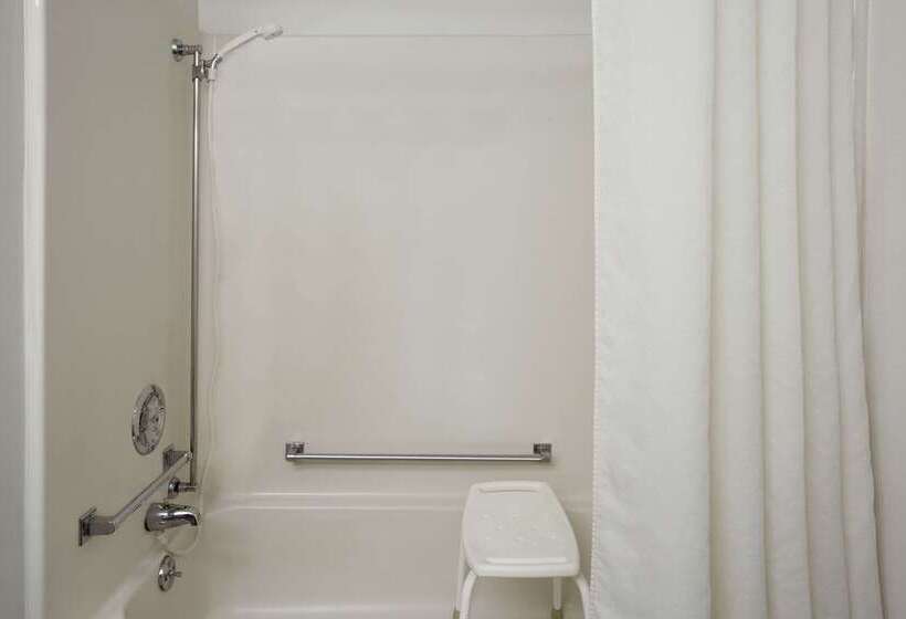 فندق Baymont By Wyndham Oshkosh Airport