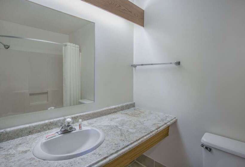 فندق Baymont By Wyndham Oshkosh Airport