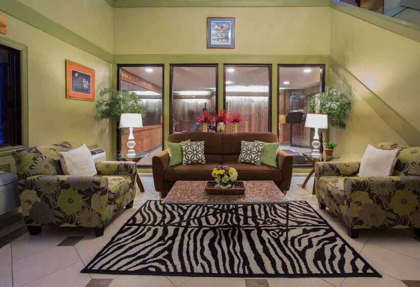 فندق Baymont By Wyndham Oshkosh Airport