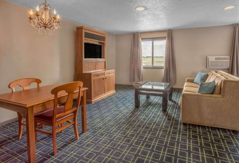 فندق Baymont By Wyndham Oshkosh Airport