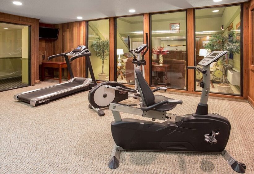 فندق Baymont By Wyndham Oshkosh Airport