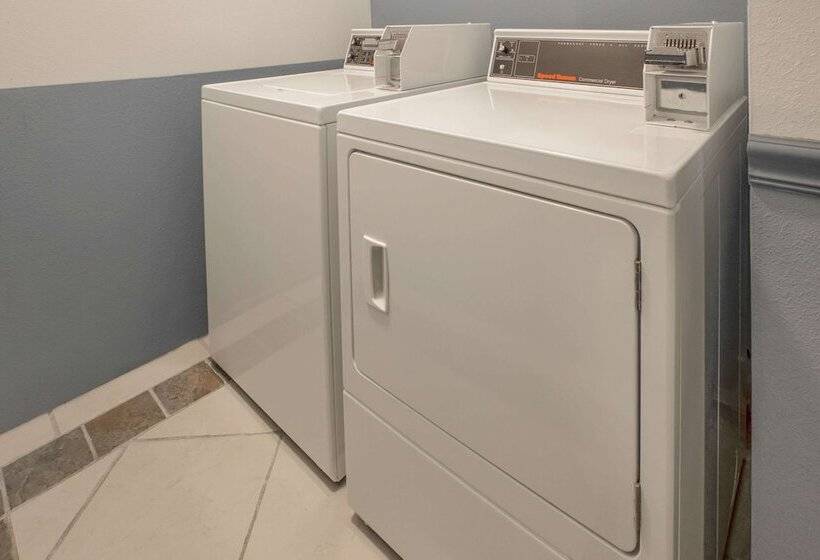 هتل Baymont By Wyndham Oshkosh Airport
