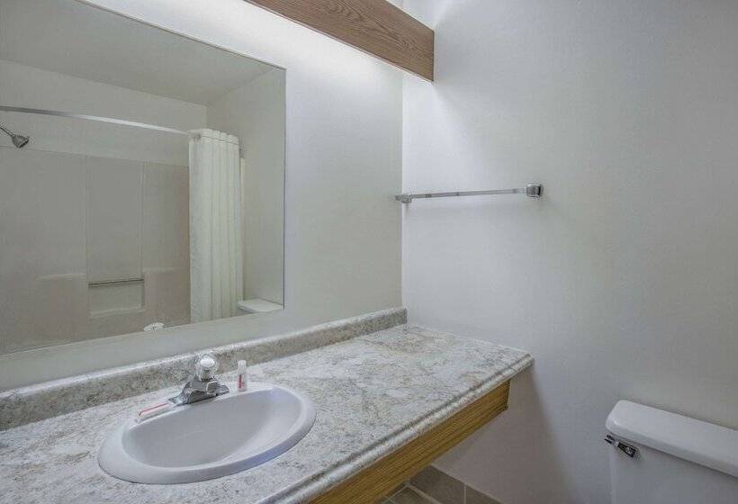 فندق Baymont By Wyndham Oshkosh Airport