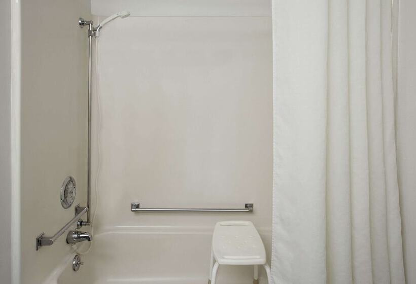 فندق Baymont By Wyndham Oshkosh Airport