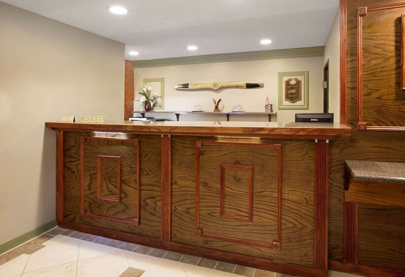 فندق Baymont By Wyndham Oshkosh Airport