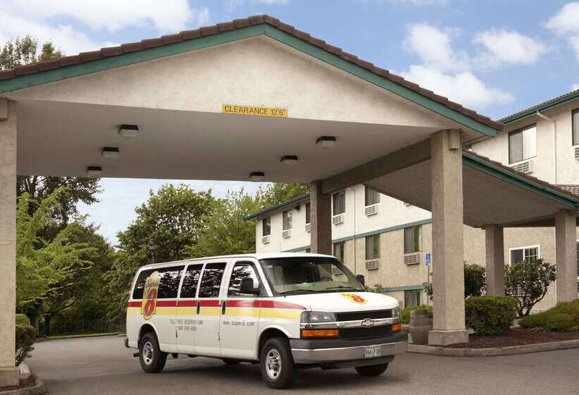 Отель Super 8 By Wyndham Portland Airport