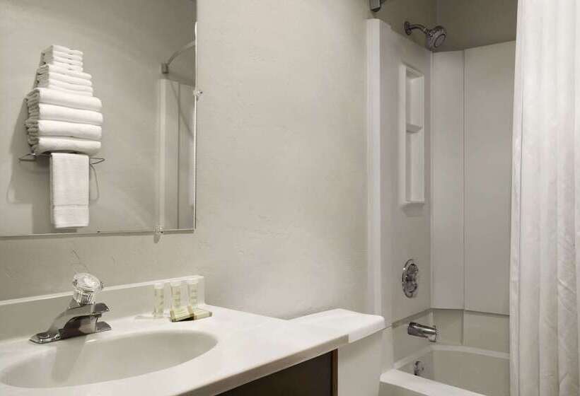 Отель Super 8 By Wyndham Portland Airport