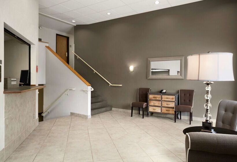 Отель Super 8 By Wyndham Portland Airport