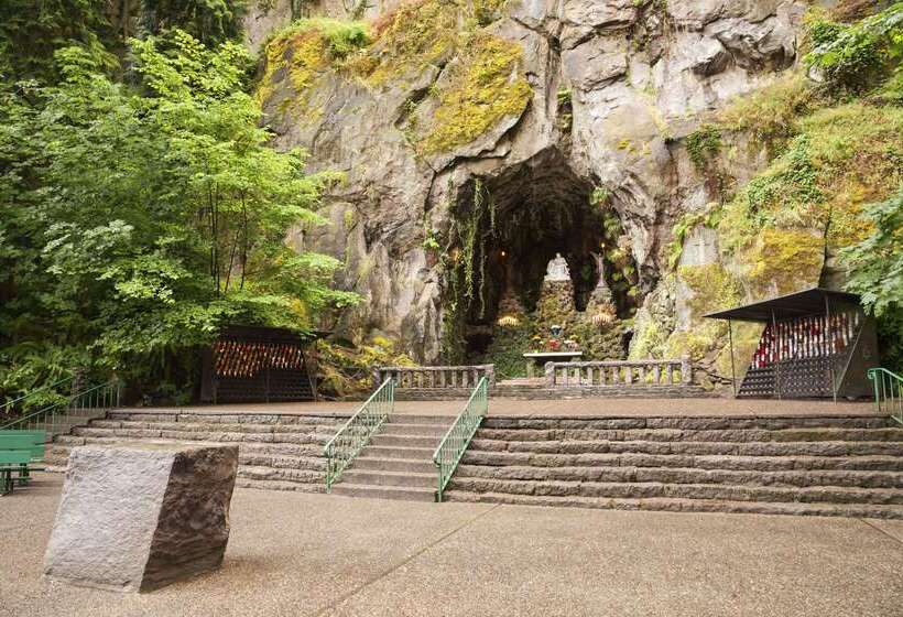 Отель Super 8 By Wyndham Portland Airport