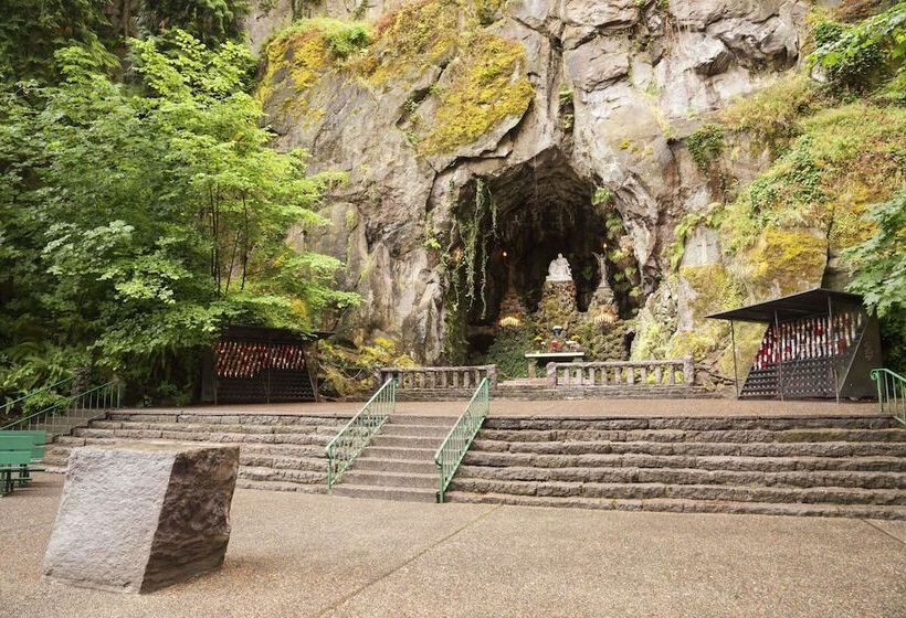 Отель Super 8 By Wyndham Portland Airport