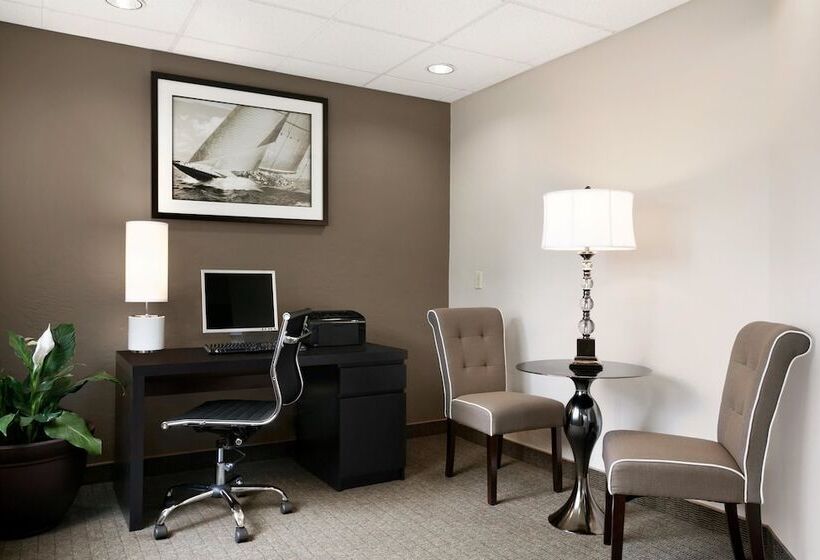 Отель Super 8 By Wyndham Portland Airport