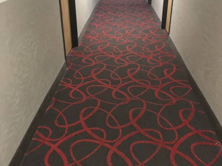 Отель Super 8 By Wyndham Portland Airport