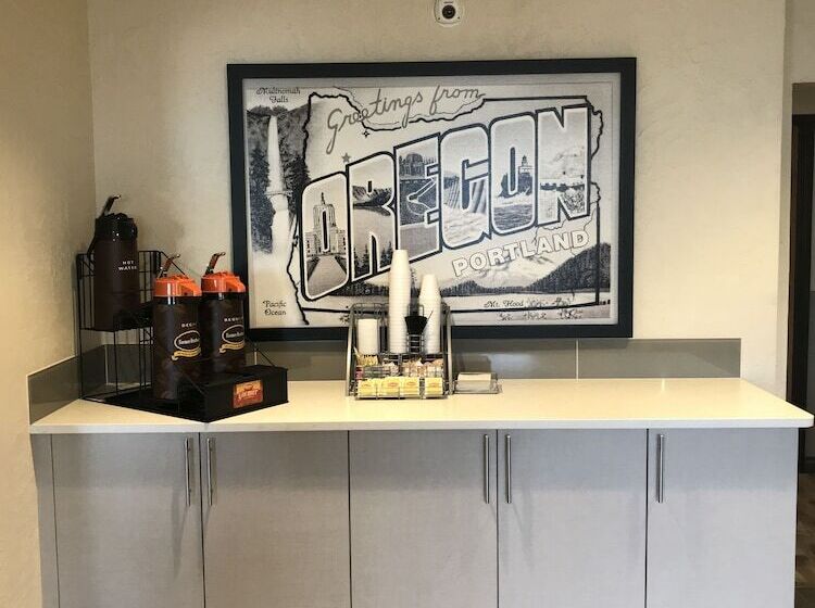 Отель Super 8 By Wyndham Portland Airport