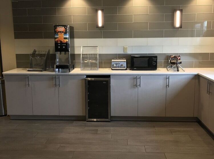 Отель Super 8 By Wyndham Portland Airport