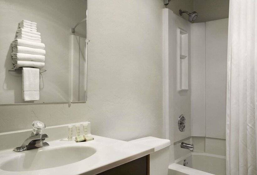 Отель Super 8 By Wyndham Portland Airport