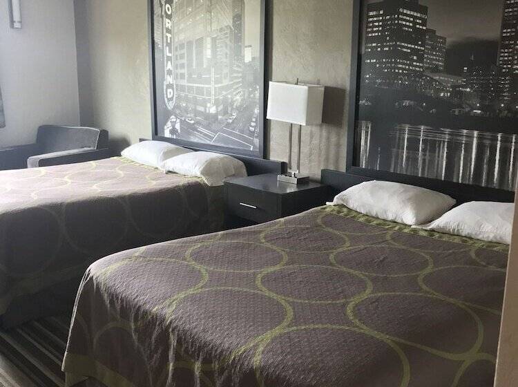 Отель Super 8 By Wyndham Portland Airport