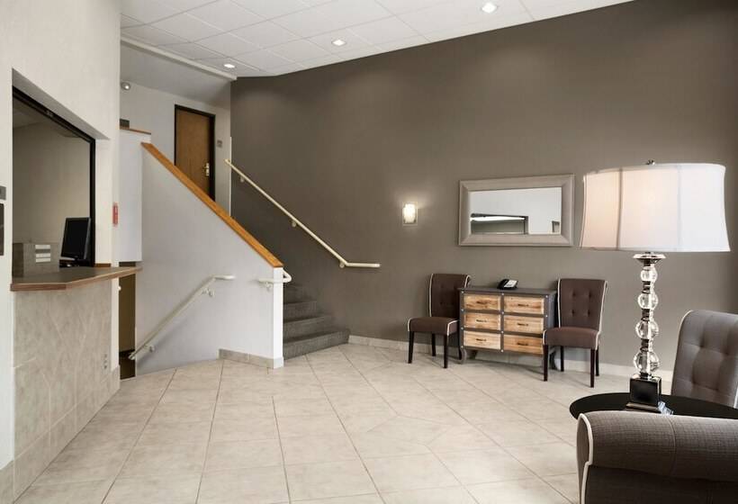 Отель Super 8 By Wyndham Portland Airport