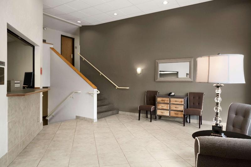 Отель Super 8 By Wyndham Portland Airport