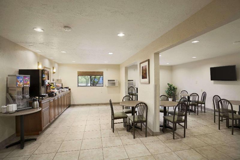 Отель Super 8 By Wyndham Portland Airport