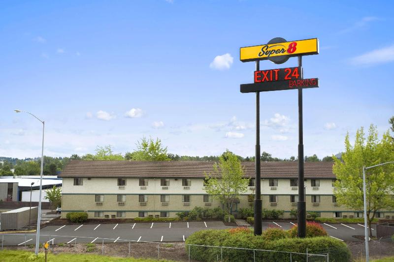 Отель Super 8 By Wyndham Portland Airport