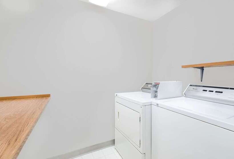 فندق Super 8 By Wyndham Watertown