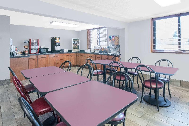 فندق Super 8 By Wyndham Watertown