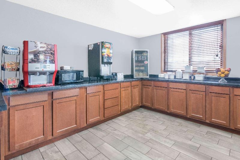 فندق Super 8 By Wyndham Watertown