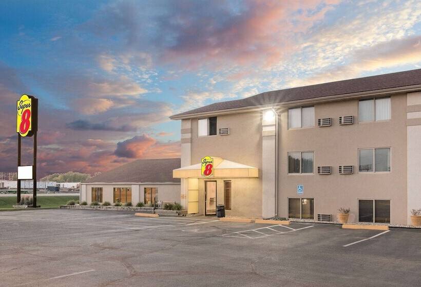 فندق Super 8 By Wyndham Watertown