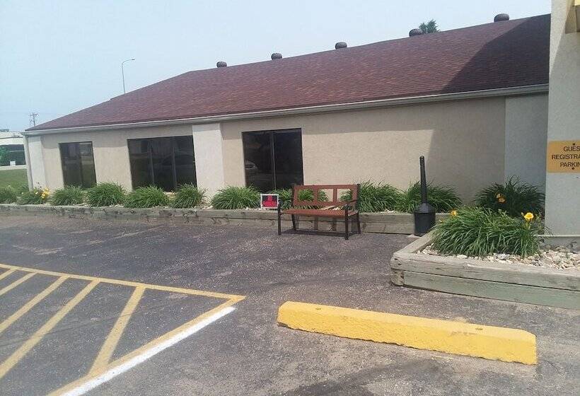 فندق Super 8 By Wyndham Watertown