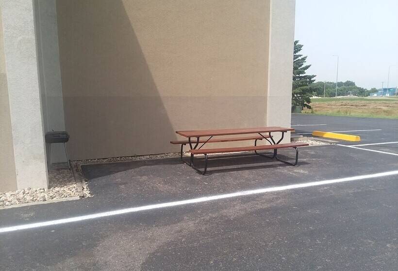 فندق Super 8 By Wyndham Watertown