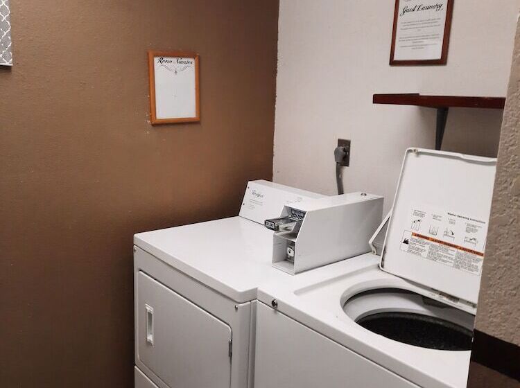 فندق Super 8 By Wyndham Watertown