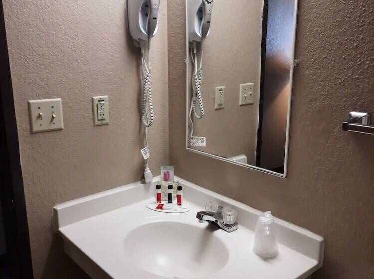 فندق Super 8 By Wyndham Watertown