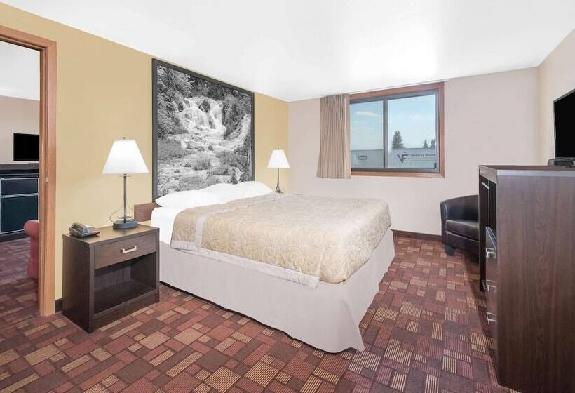 فندق Super 8 By Wyndham Watertown