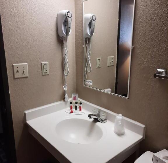 فندق Super 8 By Wyndham Watertown