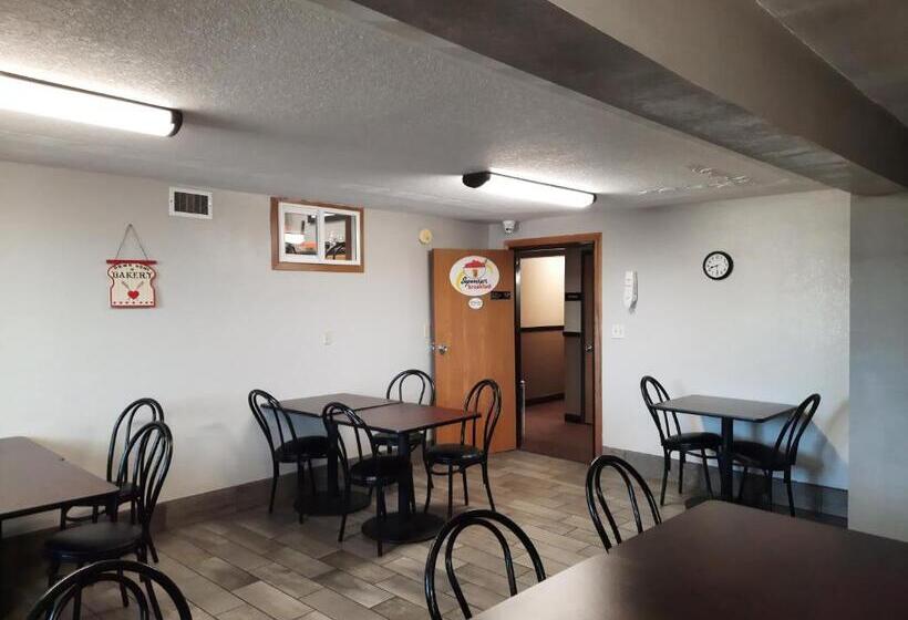 فندق Super 8 By Wyndham Watertown