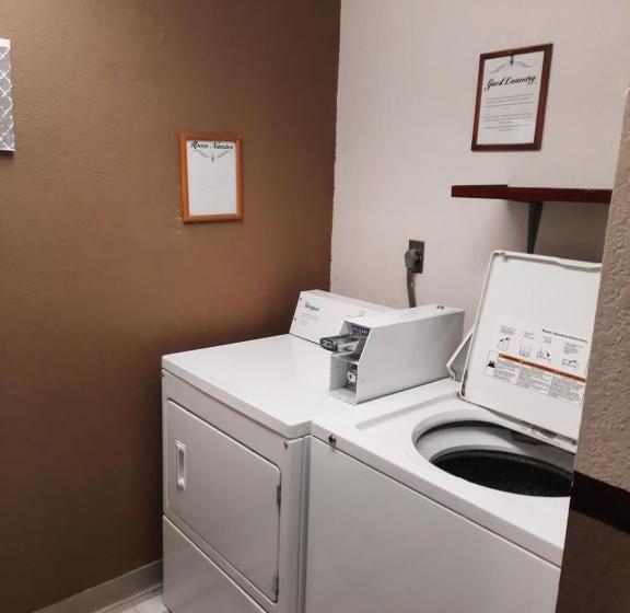 فندق Super 8 By Wyndham Watertown