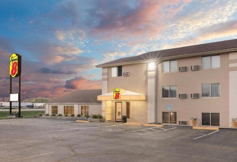 فندق Super 8 By Wyndham Watertown