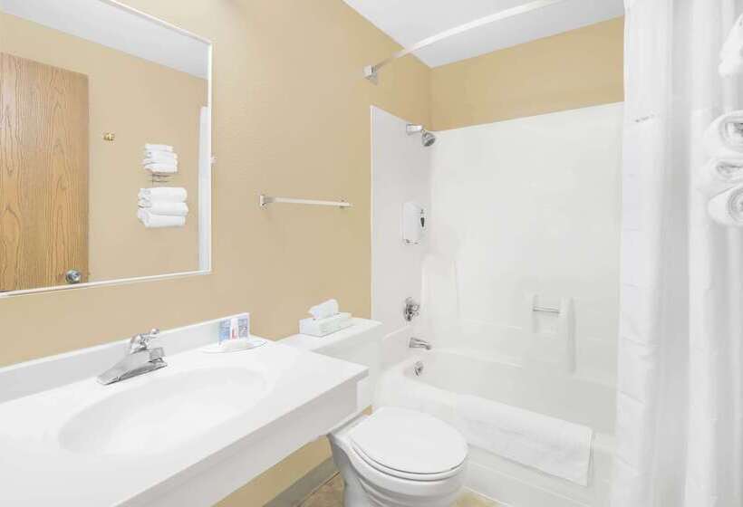 فندق Super 8 By Wyndham Watertown